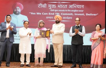 टीबी मुक्त भारत अभियान में उत्कृष्ट योगदान देने वाले लोगों को सम्मानित करते हुए राज्यपाल।