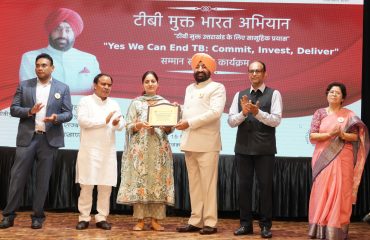 टीबी मुक्त भारत अभियान में उत्कृष्ट योगदान देने वाले लोगों को सम्मानित करते हुए राज्यपाल।