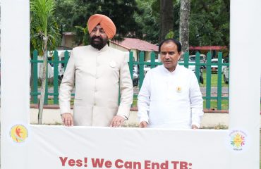 राजभवन परिसर में ‘‘टीबी मुक्त भारत अभियान’’ सेल्फी प्वाइंट में फोटो खिंचवाते हुए राज्यपाल एवं स्वास्थ्य मंत्री डॉ. धन सिंह रावत।