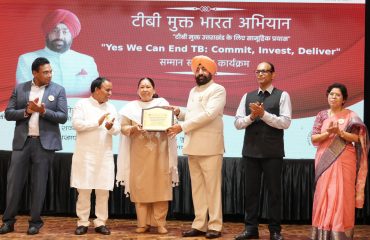 टीबी मुक्त भारत अभियान में उत्कृष्ट योगदान देने वाले लोगों को सम्मानित करते हुए राज्यपाल।