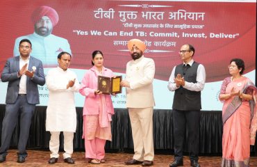 टीबी मुक्त भारत अभियान में उत्कृष्ट योगदान देने वाले लोगों को सम्मानित करते हुए राज्यपाल।