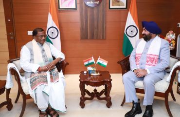 नई दिल्ली स्थित असम भवन में असम के राज्यपाल श्री लक्ष्मण प्रसाद आचार्य से शिष्टाचार भेंट करते हुए राज्यपाल लेफ्टिनेंट जनरल गुरमीत सिंह (से नि)।