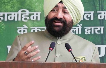 हरेला पर्व के अवसर पर कार्यक्रम को संबोधित करते हुए राज्यपाल।