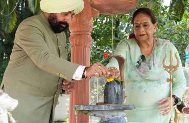 हरेला पर्व के अवसर पर राजभवन स्थित राजप्रज्ञेश्वर मंदिर में पूजा-अर्चना करते हुए राज्यपाल एवं प्रथम महिला श्रीमती गुरमीत कौर।