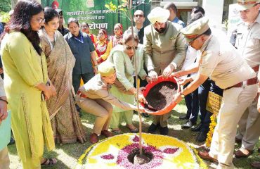 हरेला पर्व के अवसर पर राजभवन परिसर में पौधा रोपण करते हुए राज्यपाल एवं प्रथम महिला श्रीमती गुरमीत कौर।