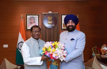 नई दिल्ली स्थित असम भवन में असम के राज्यपाल श्री लक्ष्मण प्रसाद आचार्य से शिष्टाचार भेंट करते हुए राज्यपाल लेफ्टिनेंट जनरल गुरमीत सिंह (से नि)।