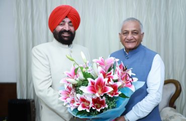 Governor Lt Gen Gurmit Singh (Retd) paying a courtesy call on the Governor of Mizoram, General (Dr) Vijay Kumar Singh (Retd) at Mizoram Bhawan, New Delhi.