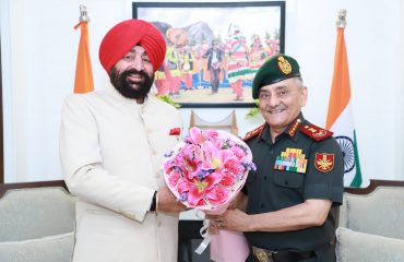 उत्तराखण्ड सदन, नई दिल्ली में राज्यपाल लेफ्टिनेंट जनरल गुरमीत सिंह (से नि) से शिष्टाचार भेंट करते हुए सीडीएस जनरल अनिल चौहान।