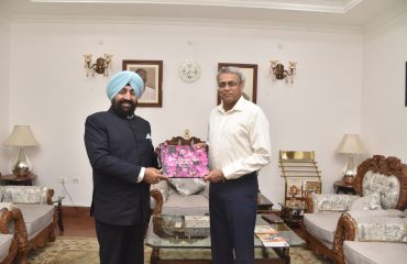 राजभवन लखनऊ में राज्यपाल लेफ्टिनेंट जनरल गुरमीत सिंह (से नि) से शिष्टाचार भेंट करते हुए सेन्ट्रल कमान के जनरल ऑफिसर कमांडिंग-इन-चीफ (जीओसी-इन-सी), लेफ्टिनेंट जनरल अनिंद्य सेनगुप्ता।