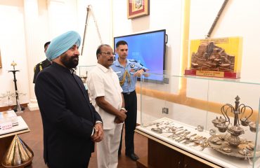 राजभवन लखनऊ में राजभवन संग्रहालय का अवलोकन करते हुए राज्यपाल लेफ्टिनेंट जनरल गुरमीत सिंह (से नि) एवं त्रिपुरा के राज्यपाल श्री इंद्रसेन रेड्डी नल्लू।