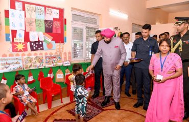 लखनऊ विश्वविद्यालय द्वारा गोद लिए गए आंगनबाड़ी केंद्र में बच्चों से मुलाकात करते हुए राज्यपाल।