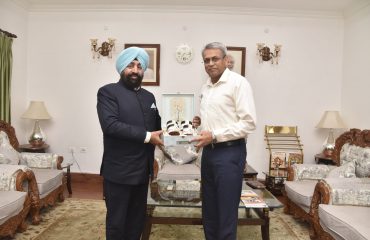 राजभवन लखनऊ में राज्यपाल लेफ्टिनेंट जनरल गुरमीत सिंह (से नि) से शिष्टाचार भेंट करते हुए सेन्ट्रल कमान के जनरल ऑफिसर कमांडिंग-इन-चीफ (जीओसी-इन-सी), लेफ्टिनेंट जनरल अनिंद्य सेनगुप्ता।