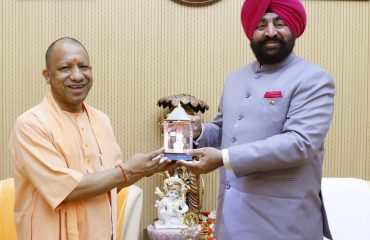 Chief Minister of Uttar Pradesh Shri Yogi Adityanath paying a courtesy call on Governor Lt. Gen Gurmit Singh (Retd).
