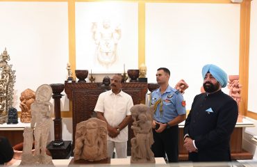 राजभवन लखनऊ में राजभवन संग्रहालय का अवलोकन करते हुए राज्यपाल लेफ्टिनेंट जनरल गुरमीत सिंह (से नि) एवं त्रिपुरा के राज्यपाल श्री इंद्रसेन रेड्डी नल्लू।