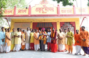 उत्तर प्रदेश भ्रमण के दौरान प्रसिद्ध हनुमान सेतु मंदिर में हनुमान जी के दर्शन करते हुए राज्यपाल।