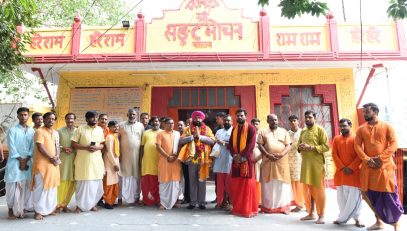 During his visit to Uttar Pradesh, the Governor visited the famous Hanuman Setu Temple.