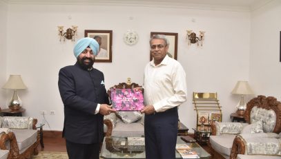 General Officer Commanding-in-Chief (GOC-in-C), Central Command, Lieutenant General Anindya Sengupta paying a courtesy call on Governor Lt Gen Gurmit Singh (Retd), at Raj Bhawan, Lucknow.