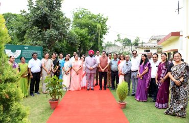 लखनऊ विश्वविद्यालय भ्रमण के दौरान शिक्षकगणों के साथ राज्यपाल।