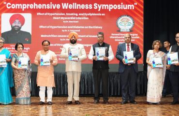राजभवन में आयोजित स्वास्थ्य जागरूकता पर ‘समग्र चिकित्सा संगोष्ठी’ में हेमवती नंदन बहुगुणा उत्तराखण्ड चिकित्सा शिक्षा विश्वविद्यालय के प्रकाशन का विमोचन करते हुए राज्यपाल।