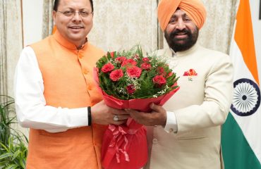 राज्यपाल से मुलाकात करते हुए मुख्यमंत्री श्री पुष्कर सिंह धामी।