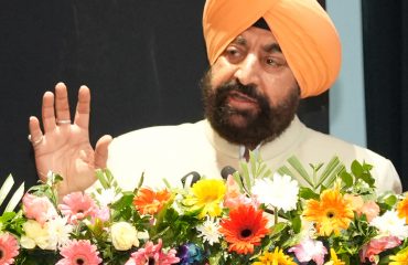 राजभवन में आयोजित स्वास्थ्य जागरूकता पर ‘समग्र चिकित्सा संगोष्ठी’ को संबोधित करते हुए राज्यपाल।
