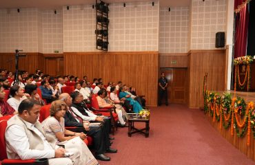 राजभवन में आयोजित स्वास्थ्य जागरूकता पर ‘समग्र चिकित्सा संगोष्ठी’ को संबोधित करते हुए राज्यपाल।