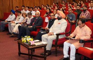 राजभवन में हेमवती नंदन बहुगुणा उत्तराखण्ड चिकित्सा शिक्षा विश्वविद्यालय द्वारा आयोजित स्वास्थ्य जागरूकता पर ‘समग्र चिकित्सा संगोष्ठी’ में बतौर मुख्य अतिथि प्रतिभाग करते हुए राज्यपाल।
