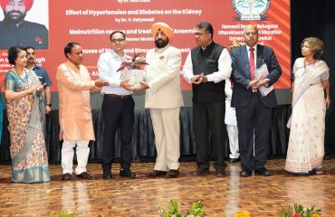 राजभवन में आयोजित स्वास्थ्य जागरूकता पर ‘समग्र चिकित्सा संगोष्ठी’ में डॉक्टर को सम्मानित करते हुए राज्यपाल।