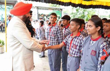 5Governor meeting school children at Shaurya Sthal, Dehradun, on the occasion of Kargil Vijay Diwas.