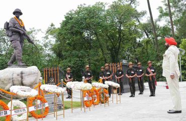 2 Governor paying homage to brave soldiers by laying a wreath at Shahid Smarak at Shaurya Sthal, Cheedbagh, Dehradun, on the occasion of Kargil Vijay Diwas.