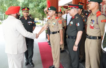 राजभवन में आयोजित सम्मान कार्यक्रम में एनसीसी कैडेट्स से मुलाकात करते हुए राज्यपाल।