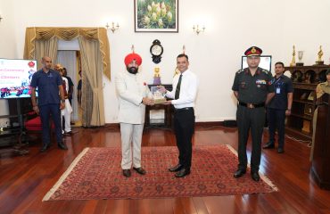 राजभवन में आयोजित सम्मान कार्यक्रम में माउंट एवरेस्ट पर फतह करने वाले सेना के जवानों को सम्मानित करते हुए राज्यपाल।