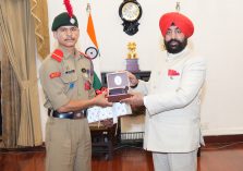 Governor honoring NCC cadets who conquered Mount Everest at a program organized at Raj Bhawan.;?>