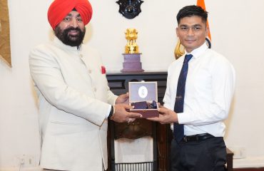 राजभवन में आयोजित सम्मान कार्यक्रम में माउंट एवरेस्ट पर फतह करने वाले सेना के जवानों को सम्मानित करते हुए राज्यपाल।