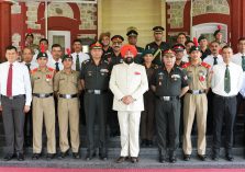 राजभवन में आयोजित सम्मान कार्यक्रम में सेना के जवानों और एनसीसी कैडेट्स के साथ राज्यपाल।;?>