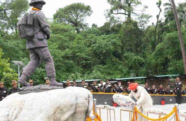 1 Governor paying homage to brave soldiers by laying a wreath at Shahid Smarak at Shaurya Sthal, Cheedbagh, Dehradun, on the occasion of Kargil Vijay Diwas.