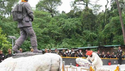 1 Governor paying homage to brave soldiers by laying a wreath at Shahid Smarak at Shaurya Sthal, Cheedbagh, Dehradun, on the occasion of Kargil Vijay Diwas.