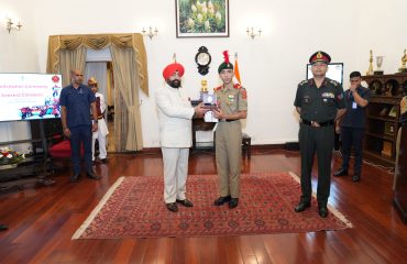 राजभवन में आयोजित सम्मान कार्यक्रम में माउंट एवरेस्ट पर फतह करने वाले एनसीसी कैडेट्सों को सम्मानित करते हुए राज्यपाल।
