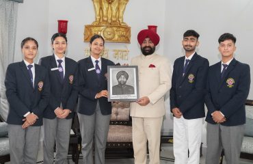 राज्यपाल को उनकी फोटो फ्रेम भेंट करते हुए गणतंत्र दिवस परेड 2025, कर्तव्य पथ नई दिल्ली में प्रतिभाग करने वाले राष्ट्रीय सेवा योजना के स्वयंसेवक।