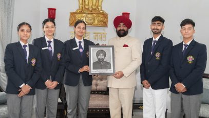 Volunteers of Rashtriya Seva Yojana, who participated in the Republic Day Parade 2025, Kartavya Path, New Delhi, present a photo frame to the Governor.