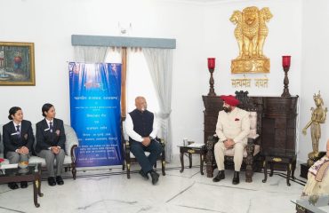 राजभवन में गणतंत्र दिवस परेड 2025, कर्तव्य पथ नई दिल्ली में प्रतिभाग करने वाले राष्ट्रीय सेवा योजना के स्वयंसेवकों से वार्ता करते हुए राज्यपाल।
