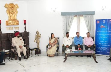 राजभवन में गणतंत्र दिवस परेड 2025, कर्तव्य पथ नई दिल्ली में प्रतिभाग करने वाले राष्ट्रीय सेवा योजना के स्वयंसेवकों से वार्ता करते हुए राज्यपाल।