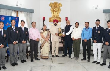 विशेष प्रमुख सचिव श्री अमित कुमार सिन्हा को स्मृति चिन्ह भेंट करते हुए राज्यपाल।