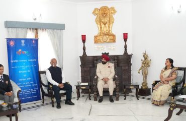 राजभवन में गणतंत्र दिवस परेड 2025, कर्तव्य पथ नई दिल्ली में प्रतिभाग करने वाले राष्ट्रीय सेवा योजना के स्वयंसेवकों से वार्ता करते हुए राज्यपाल।