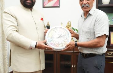 राज्यपाल से शिष्टाचार भेंट करते हुए वाडिया हिमालय भूविज्ञान संस्थान, देहरादून के निदेशक डॉ. विनीत के. गहलौत।