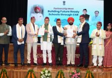राजभवन में राज्यपाल एवं मुख्यमंत्री की उपस्थिति में शिक्षा विभाग और उद्योगपति एमओयू आदान-प्रदान करते हुए।;?>