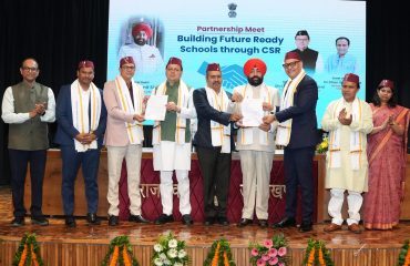 राजभवन में राज्यपाल एवं मुख्यमंत्री की उपस्थिति में शिक्षा विभाग और उद्योगपति एमओयू आदान-प्रदान करते हुए।