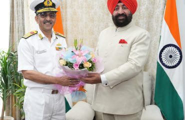 राज्यपाल से शिष्टाचार भेंट करते हुए मुख्य हाइड्रोग्राफर, एन.एच.ओ. ऑफिस, देहरादून वाइस एडमिरल लोचन सिंह पठानिया।