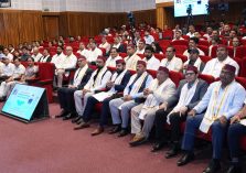 राजभवन में आयोजित ‘‘भविष्य के लिए तैयार स्कूलों के निर्माण’’ (बिल्डिंग फ्यूचर रेडी स्कूल्स थ्रू सीएसआर) कार्यक्रम में उपस्थित उद्योगपति एवं अन्य गणमान्य लोग।;?>