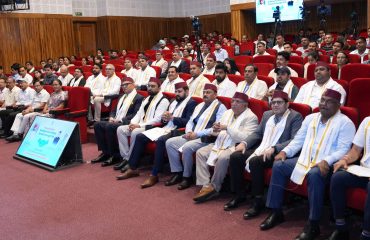 राजभवन में आयोजित ‘‘भविष्य के लिए तैयार स्कूलों के निर्माण’’ (बिल्डिंग फ्यूचर रेडी स्कूल्स थ्रू सीएसआर) कार्यक्रम में उपस्थित उद्योगपति एवं अन्य गणमान्य लोग।